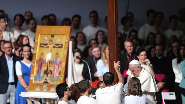Папа Римский Франциск помогает молодым людям возвести крест на площади Пьяцца Витторио (21 июня 2015). Турин - Sputnik Արմենիա