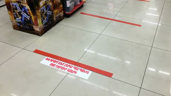 Разметки для соблюдения дистанции на полу в супермаркете Зовк (27 марта 2020). Еревaн - Sputnik Армения