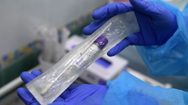 Пробирка с тестом на коронавирус в руках у сотрудницы в медицинской лаборатории в Москве - Sputnik Армения
