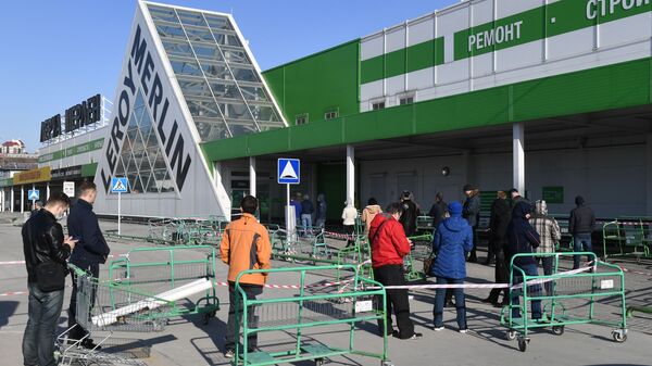 Покупатели в очереди у гипермаркета Леруа Мерлен в Новосибирске - Sputnik Армения