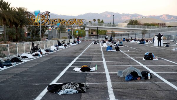 Социальное дистанцирование среди бездомных в связи с коронавирусом во временном приюте на автостоянке в Лас-Вегасе, США - Sputnik Արմենիա
