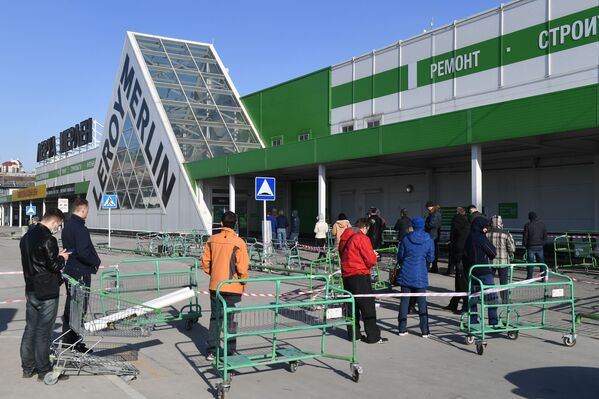 Покупатели в очереди у гипермаркета Леруа Мерлен в Новосибирске - Sputnik Армения