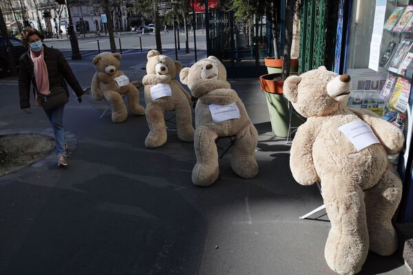 Демонстрация социального дистанцирования на примере плюшевых медведей в связи с коронавирусом в Париже, Франция - Sputnik Армения