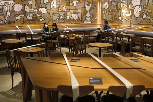 Обозначенные лентой столы для соблюдения социальной дистанции в кафе в Гонконге  - Sputnik Армения