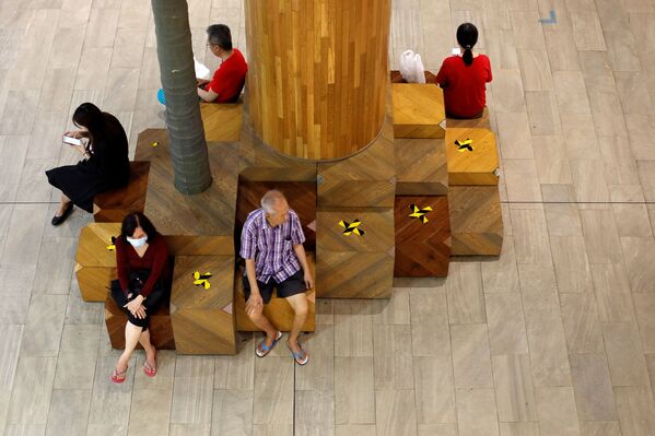 Обозначенные сиденья для соблюдения дистанции в Сингапуре  - Sputnik Армения