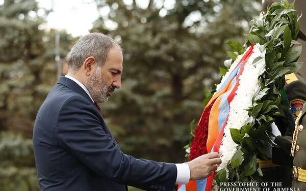 Премьер-министр Никол Пашинян в Пантеоне Ераблур почтил память героев, погибших во время апрельской войны (2 апреля 2020). Еревaн Премьер-министр Никол Пашинян в Пантеоне Ераблур почтил память героев, погибших во время апрельской войны (2 апреля 2020). Еревaн - Sputnik Армения