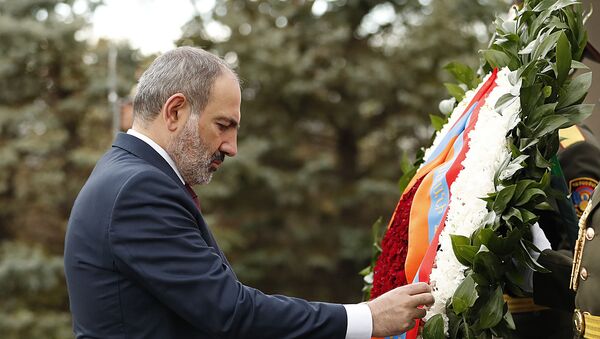 Премьер-министр Никол Пашинян в Пантеоне Ераблур почтил память героев, погибших во время апрельской войны (2 апреля 2020). Еревaн - Sputnik Արմենիա