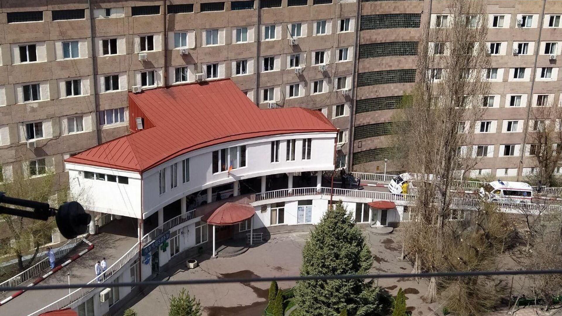 Машины скорой помощи перед зданием медцентра Сурб Григор Лусаворич (2 апреля 2020). Еревaн - Sputnik Армения, 1920, 16.05.2023