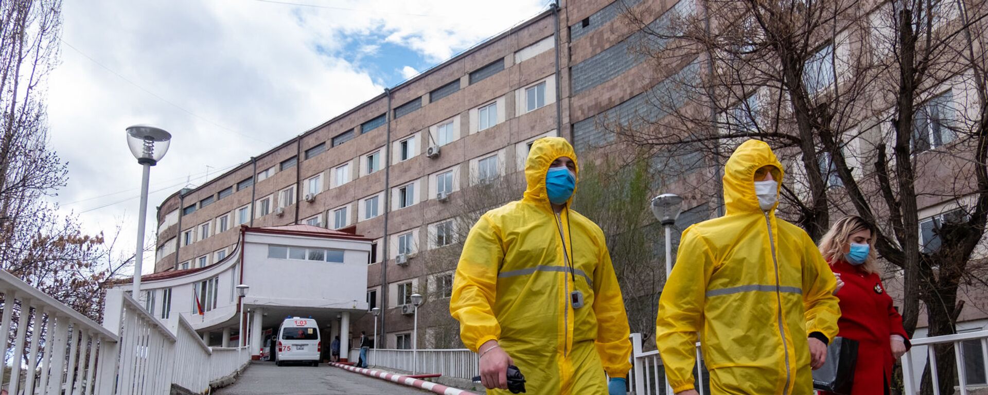 Медработники перед зданием медицинского центра Сурб Григор Лусаворич (2 апреля 2020). Еревaн - Sputnik Армения, 1920, 30.03.2021