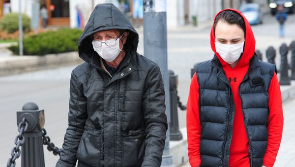 Мужчины в защитных масках на улице Тбилиси. - Sputnik Արմենիա