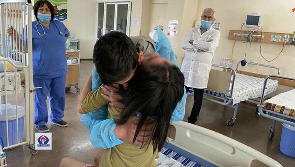 13-летнюю Назели, избитую несколько недель назад в Гюмри, в больницу пришел навестить ее брат (3 апреля 2020). - Sputnik Армения