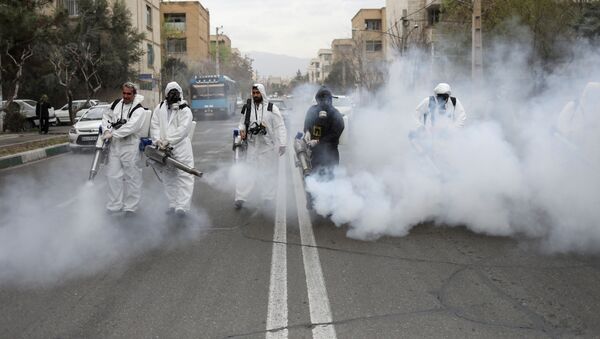 Пожарные в защитных масках дезинфицируют улицы в преддверии иранского Нового года Навруз (20 марта 2020). Тегеран - Sputnik Армения