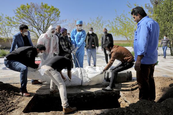 Похороны жертвы коронавируса на кладбище недалеко от Тегерана (30 марта 2020). Иран - Sputnik Армения