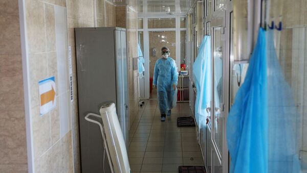 Врач в инфекционном отделении больницы - Sputnik Армения