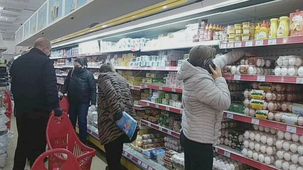 Покупатели в супермаркете Yerevan City (4 апреля 2020). Еревaн - Sputnik Армения