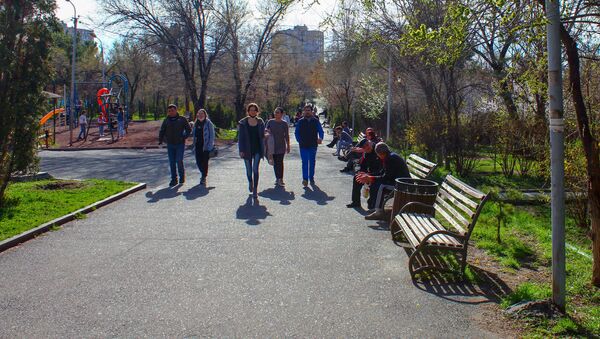 Прогуливающие граждане в парке имени Нансена (5 апреля 2020). Еревaн - Sputnik Արմենիա