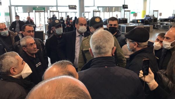 Посол Армении в России Вардан Тоганян в аэропорту Домодедово (6 апреля 2020). Москва - Sputnik Армения