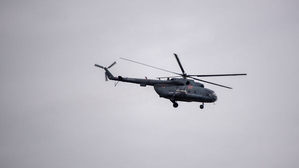 Военный вертолет в небе над аэропортом Эребуни - Sputnik Армения