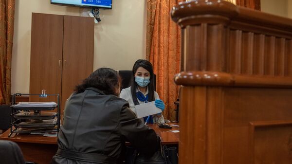Посетители в защитных масках в банке (8 апреля 2020). Еревaн - Sputnik Արմենիա