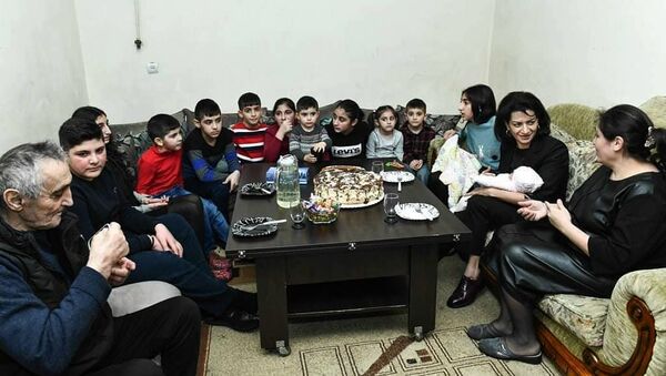 Анна Акопян во время посещения многодетной семьи Бежанян (21 февраля 2020).  - Sputnik Армения