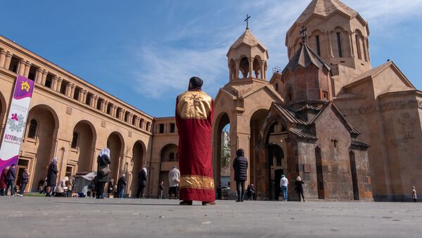 Служба во время карантина в церкви Святой Богородицы (9 апреля 2020). Еревaн - Sputnik Армения