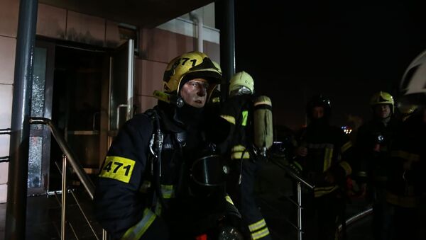 Сотрудники противопожарной службы МЧС РФ во время тушения пожара в пансионате для пожилых людей (9 апреля 2020). Москвa - Sputnik Արմենիա