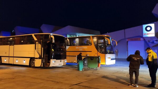 Грузия предоставила транзитный коридор для двух автобусов с гражданами Армении, приезжающих из Турции (9 апреля 2020). Грузия - Sputnik Արմենիա
