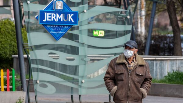 Мужчина в защитной маске на улице Алека Манукяна - Sputnik Արմենիա