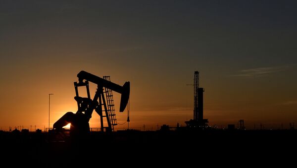 Месторождение нефти в Мидленде на закате (22 августа 2018). Техас - Sputnik Армения