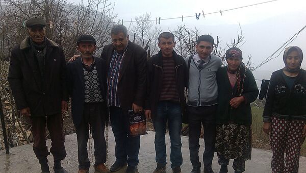 Наири Охикян с армянской семьей из Сасуна - Sputnik Армения