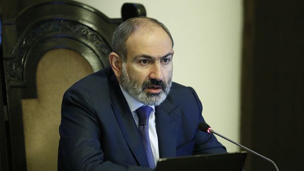 Премьер-министр Никол Пашинян на заседании комиссии, координирующей работу по предотвращению распространения коронавируса в Армении (11 апреля 2020). Еревaн - Sputnik Армения