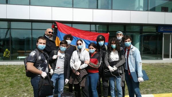 45 армянских школьников и студентов вернулись в Армению (11 апреля 2020).  - Sputnik Արմենիա