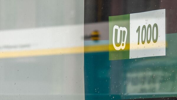 Отражение логотипа Beeline в витрине офиса компании Ucom - Sputnik Արմենիա