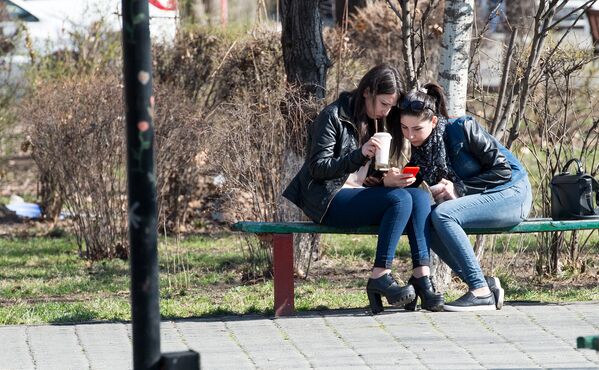 Девушки болтают, а зелень золотистая на солнышке горит Девушки болтают, а зелень золотистая на солнышке горит - Sputnik Армения