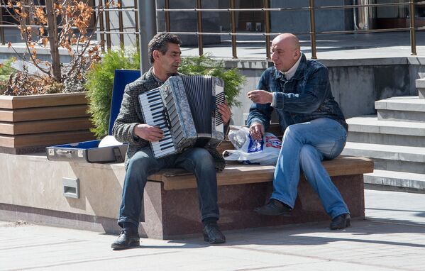 Все чаще можно встретить старых друзей, сидящих на скамейках и обсуждающих последние новости - Sputnik Армения