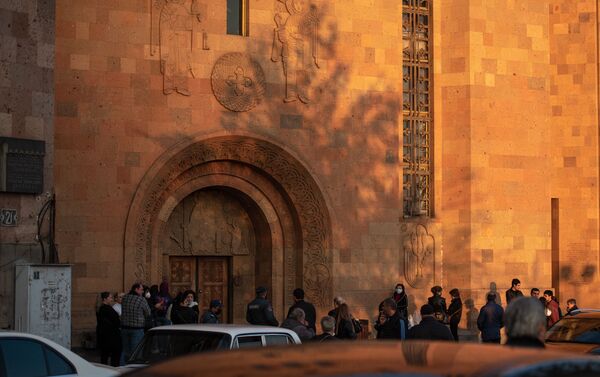 Прихожане ожидают у церкви Святого Саркиса окончания службы, чтобы взять пасхальный огонь (11 апреля 2020). Еревaн - Sputnik Армения