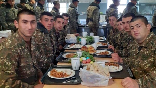 Солдаты за праздничным пасхальным столом в армии - Sputnik Армения