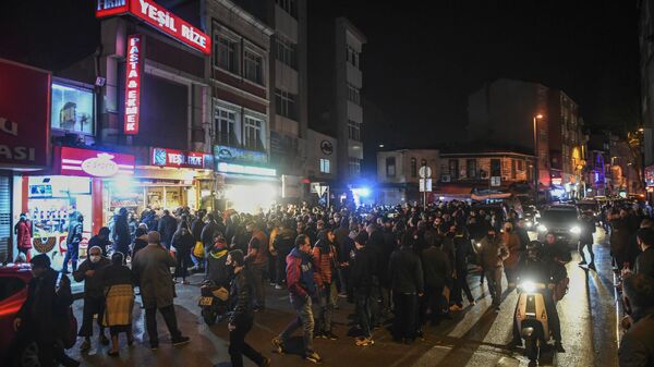 Люди собираются возле магазина, чтобы купить продукты, после объявления комендантского часа (10 апреля 2020). Стамбул - Sputnik Армения