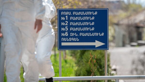 Сотрудники инфекционной больницы Норк проходят мимо указателя - Sputnik Армения