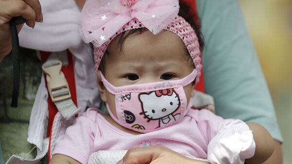 Малышка в защитной маске Hello Kitty в Маниле, Филиппины - Sputnik Արմենիա