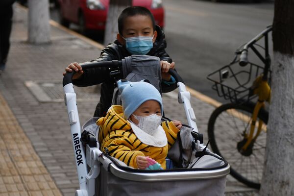 Маленькие дети в защитных масках на одной из улиц Пекина, Китай - Sputnik Армения