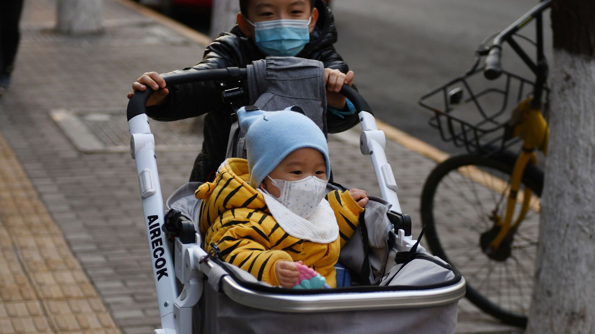 Маленькие дети в защитных масках на одной из улиц Пекина, Китай - Sputnik Արմենիա, 1920, 19.10.2021