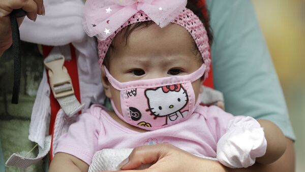 Малышка в защитной маске Hello Kitty в Маниле, Филиппины - Sputnik Армения