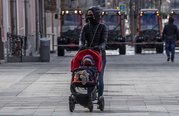 Мама с ребенком в защитных масках в центре Москвы - Sputnik Армения