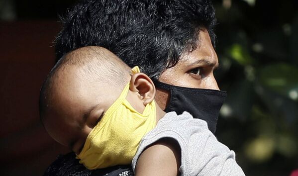 Женщина с ребенком в защитных масках в госпитале Мумбаи, Индия - Sputnik Армения