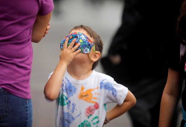 Мальчик в защитной маске у посольства Канады в Лиме, Перу - Sputnik Армения