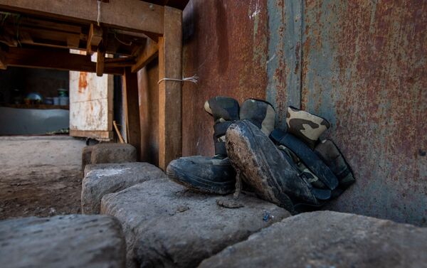 Старая обувь во дворе дома семьи Саркисянов  - Sputnik Армения