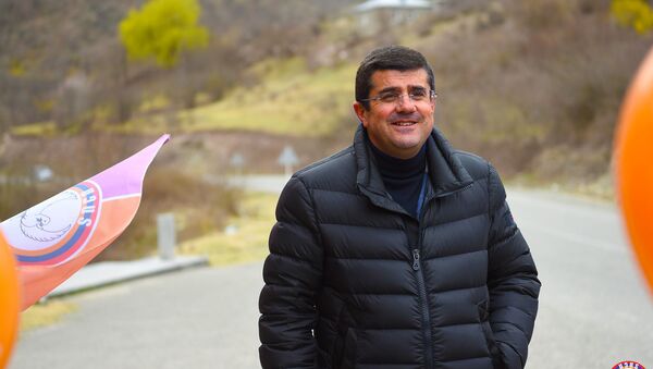 Кандидат в президенты Карабаха Араик Арутюнян во время предвыборной агитации (25 марта 2020). Гадрут - Sputnik Армения