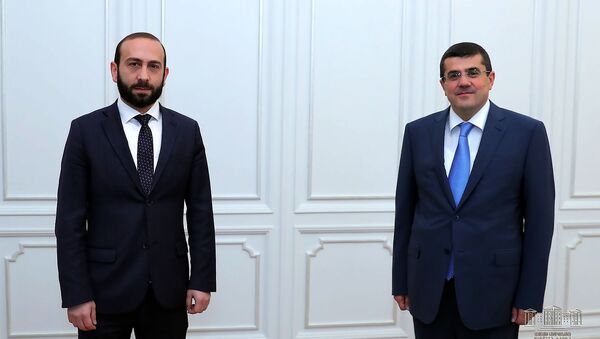 Спикер парламента Армении Арарат Мирозян встретился с новоизбранным президентом Карабаха Араиком Арутюняном (16 апреля 2020). Еревaн - Sputnik Армения