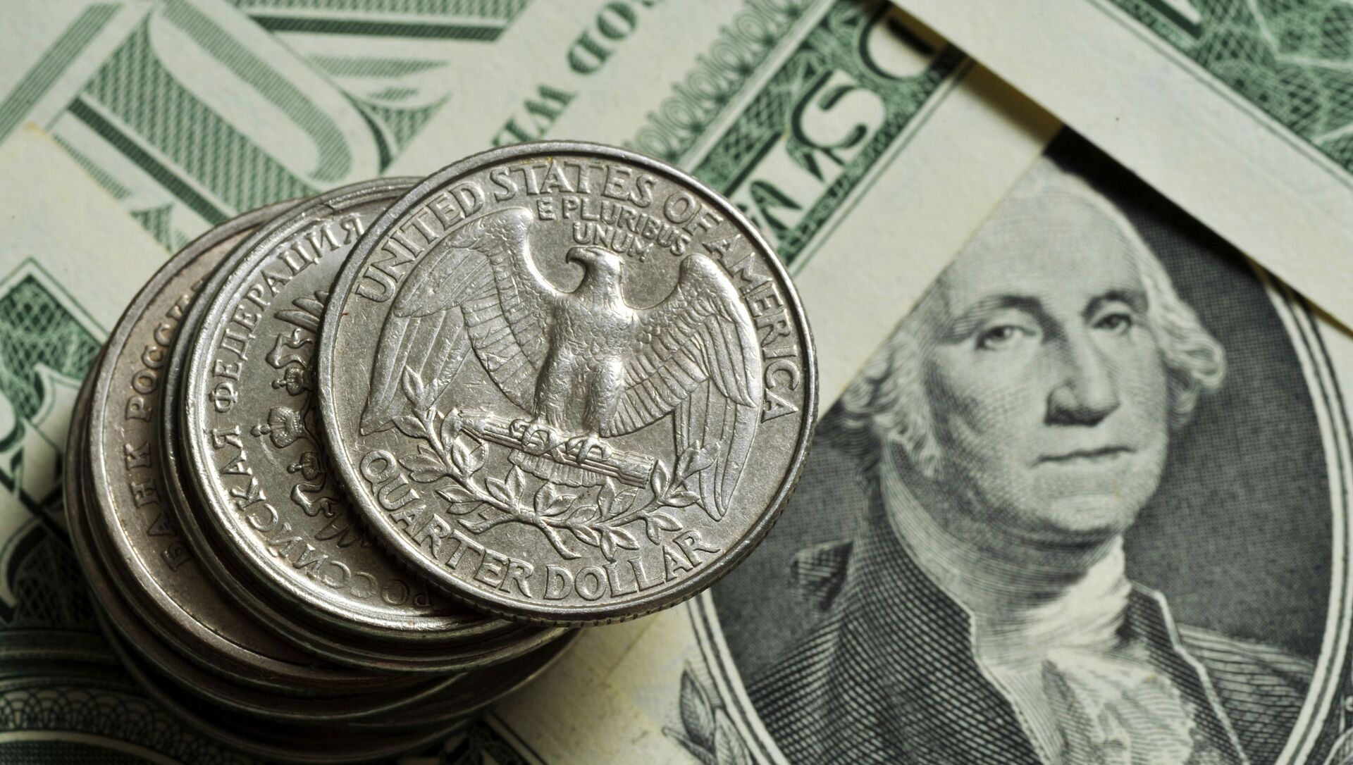 Монеты различного номинала Монетного двора США на фоне банкноты номиналом 1 доллар США. - Sputnik Армения, 1920, 29.04.2021